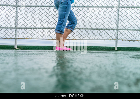 Kanadische Teenager unterhalb der Taille abwärts mit aufgerollt Jeans und helle Rosa Slipper am Geländer der Fähre, PEI, Kanada Stockfoto
