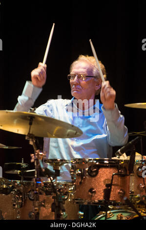 Oakland, Kalifornien, USA. 19. Oktober 2013. Legendären Schlagzeuger GINGER BAKER führt mit der Verwirrung der Jazz Band in der ausverkauften Yoshi Jazz Club. (Kredit-Bild: © Jerome Brunet/ZUMA Press) Stockfoto