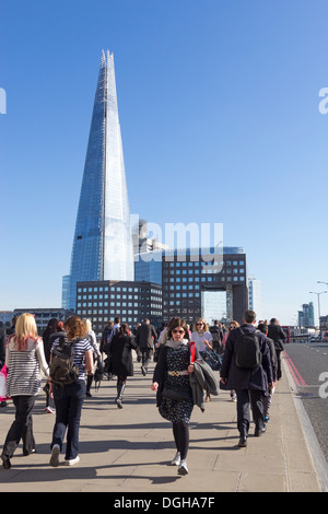 London Bridge - Abend Rush Hour - Shard Skysraper im Hintergrund. Stockfoto