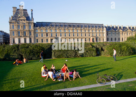 Paris Frankreich, 1. Arrondissement, Place du Carrousel, Louvre Kunstmuseum, Musée du Louvre, Außenansicht, Mann Männer männlich, Erwachsene, Erwachsene, Frau weiblich wo Stockfoto