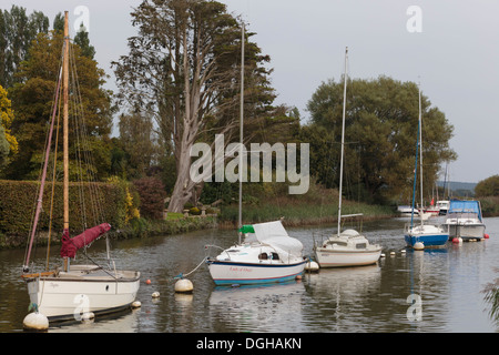 Boote vertäut am Fluss in Wareham, Dorset. Fluß Frome. Stockfoto