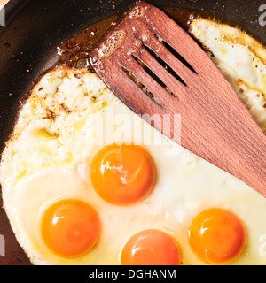 4 Eiern in einer Antihaft Pfanne gebraten Stockfoto