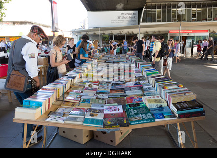 Buchmarkt unter Waterloo Bridge - London Stockfoto