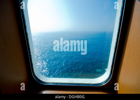 Blick durch ein Bullauge Fenster auf einer Cross-Channel-Fähre Stockfoto