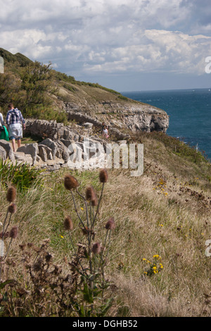 Küsten Weg zwischen Amboss und Swanage in Dorset. Ein Blick auf das Meer, blauer Himmel mit Wolken. Wanderer. Wanderer. Stockfoto