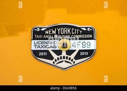 Lizenzierte Medaillon gelbes Taxi Taxi in New York City Stockfoto