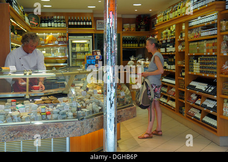 Paris Frankreich, 2. Arrondissement, Rue des Petits Carreaux, Gourmet-Lebensmittelgeschäft, Käse, Weine, Shopping Shopper Shopper Shopper shoppen Geschäfte Märkte Marktpla Stockfoto