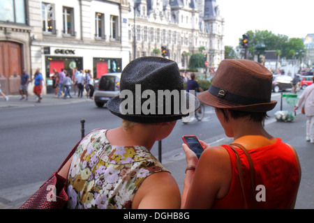 Paris, Frankreich, 4. Arrondissement, Boulevard de Sébastopol, Erwachsene, Erwachsene, Frauen, Freunde, Fedora, gut gekleidet, Smartphone, Telefone, Check-in Stockfoto