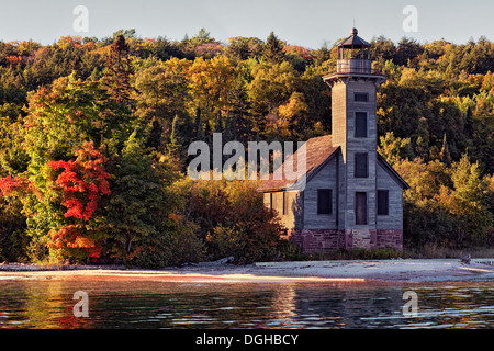 Wärme des Herbstes ist Licht auf Grand Island East Channel Leuchtturm entlang Lake Superior in Upper Peninsula Michigans Abend. Stockfoto