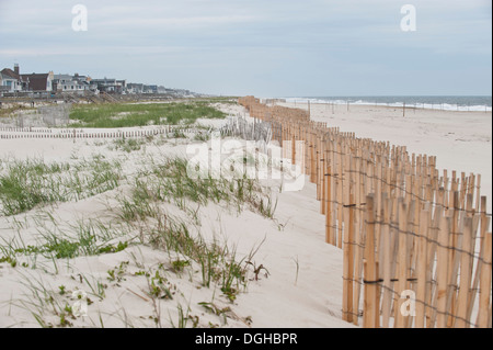 Blick auf den Ozeanstrand entlang West Hampton Dünen in West Hampton Dünen, NY. (26 April 2012) Foto von Gordon M. Grant Stockfoto