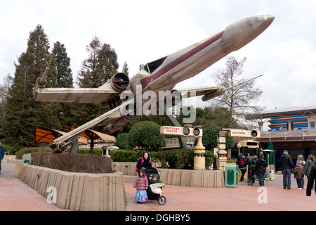 Ein vollständige Modell des einen X-Wing Fighter aus dem Filmstar fahren Wars am Eingang zu den Star-Touren im Disneyland Paris Stockfoto