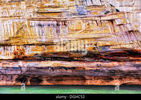 Natürlich geformte Höhlen unter die Sandsteinfelsen in dargestellter Felsen-Staatsangehöriger Lakeshore in obere Halbinsel von Michigan. Stockfoto