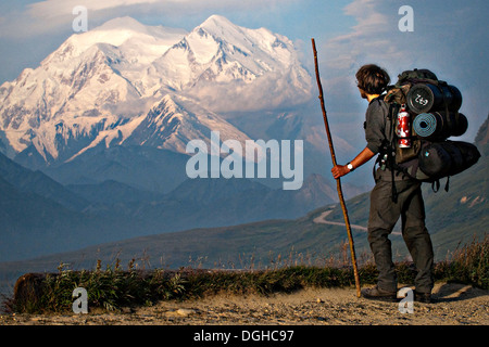 Ein Wanderer wird angehalten, um Mt McKinley im Denali Nationalpark in Alaska anzeigen Stockfoto