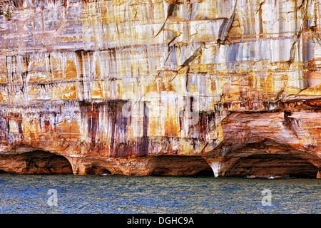 Natürlich geformte Höhlen unter die Sandsteinfelsen in dargestellter Felsen-Staatsangehöriger Lakeshore in obere Halbinsel von Michigan. Stockfoto