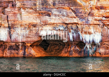 Natürlich geformte Höhlen unter die Sandsteinfelsen in dargestellter Felsen-Staatsangehöriger Lakeshore in obere Halbinsel von Michigan. Stockfoto