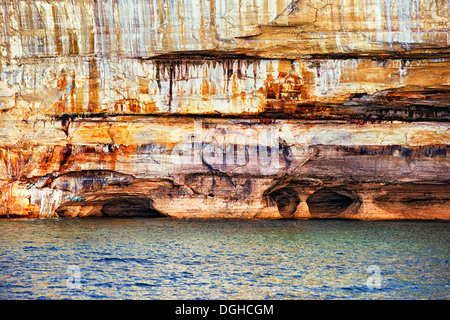 Natürlich geformte Höhlen unter die Sandsteinfelsen in dargestellter Felsen-Staatsangehöriger Lakeshore in obere Halbinsel von Michigan. Stockfoto