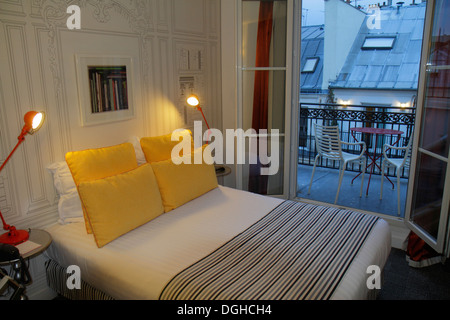 Paris France,9. Arrondissement,Rue la Bruyere,Hotel Joyce,Astotel,Hotel,Gästezimmer,Doppelbett,gemacht,Balkon,Lampen,Möbel,France130816099 Stockfoto