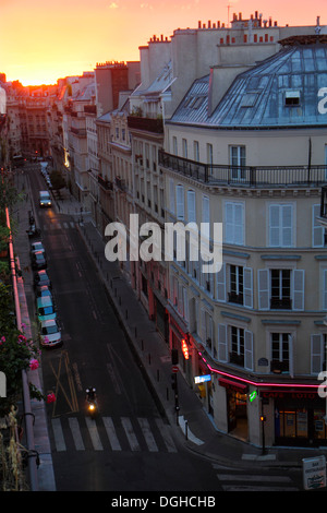 Paris Frankreich, 9. Arrondissement, Rue la Bruyere, Straße, Luftaufnahme von oben, Sonnenuntergang, Haussmann Eigentumswohnung, Wohnanlage, Wohnung, Wohnungen, fl Stockfoto