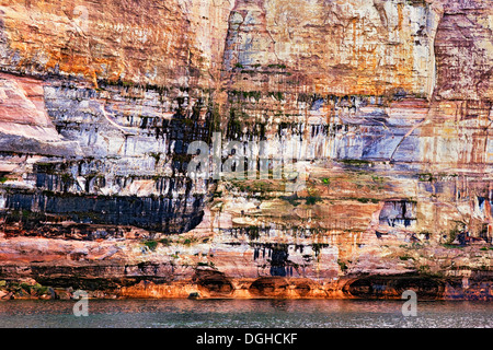 Natürlich geformte Höhlen unter die Sandsteinfelsen in dargestellter Felsen-Staatsangehöriger Lakeshore in obere Halbinsel von Michigan. Stockfoto