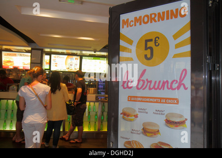 Paris France,9. Arrondissement,Rue de Caumartin,McDonald's,Burger,Hamburger,Fast Food,Restaurant Restaurants Essen Cafe Cafes,Küche,Essen,Euro,p Stockfoto