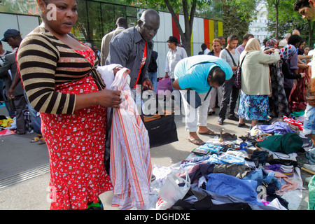 Paris Frankreich, Europa, Frankreich, 18. Arrondissement, Avenue de la Porte de Montmartre, Flohmarkt, Shopping Shopper Shopper Shopper Shops Market Markets Stockfoto