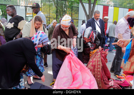 Paris Frankreich,Europa,Frankreich,18. Arrondissement,Avenue de la Porte de Montmartre,Flohshopper Shopper Shopper shoppen shoppen shoppen Markt Märkte Marktplatz b Stockfoto