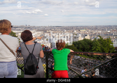 Paris Frankreich, 18. Arrondissement, Montmatre, Rue du Cardinal Dubois, Blick von der Basilika Sacré-Coeur, Herz-Jesu-Kirche, römisch-katholisch, Kirche, Skylin der Stadt Stockfoto