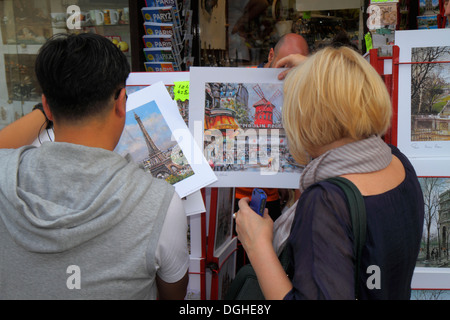 Paris Frankreich, 18. Arrondissement, Montmatre, Place du Tertre, Rue Norvins, asiatischer Mann, Männer, Erwachsene, Erwachsene, Frauen, Shopper, Shopper Stockfoto