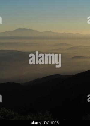 Modjeska Peak, Kalifornien, USA. 20. Oktober 2013. Die kalifornischen Sonne steigt über Nebel und Dunst bedeckt 15 Autobahn, gesehen vom Modjeska Peak in den Santa Ana Bergen mit Mount San Gorgonio und Mount San Jacinto auf der linken Seite. © Ruaridh Stewart/ZUMA Wire/ZUMAPRESS.com/Alamy Live-Nachrichten Stockfoto