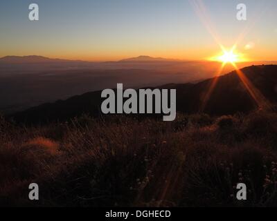 Modjeska Peak, Kalifornien, USA. 20. Oktober 2013. Die California-Sonnenaufgang ist von Modjeska Peak in den Santa Ana Bergen mit Mount San Gorgonio und Mount San Jacinto auf der linken Seite sichtbar. © Ruaridh Stewart/ZUMA Wire/ZUMAPRESS.com/Alamy Live-Nachrichten Stockfoto