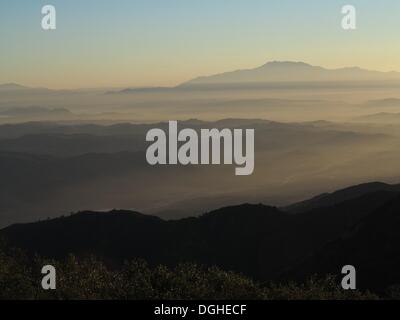 Modjeska Peak, Kalifornien, USA. 20. Oktober 2013. Die kalifornischen Sonne steigt über Nebel und Dunst bedeckt 15 Autobahn, gesehen vom Modjeska Peak in den Santa Ana Bergen mit Mount San Gorgonio und Mount San Jacinto auf der linken Seite. © Ruaridh Stewart/ZUMA Wire/ZUMAPRESS.com/Alamy Live-Nachrichten Stockfoto