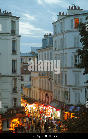 Paris Frankreich, 18. Arrondissement, Montmatre, Place Saint St. Pierre, Rue de Steinkerque, Blick vom Square Louise Michel, Nachtabend, Shopping Shopper Sho Stockfoto