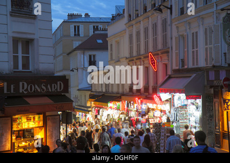 Paris Frankreich, Europa, Frankreich, 18. Arrondissement, Montmatre, Place Saint St. Pierre, Rue de Steinkerque, Nachtleben nach Einbruch der Dunkelheit, Shopping Shopper Stockfoto