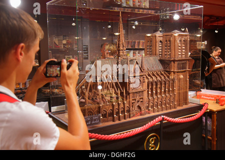 Paris Frankreich,18. Arrondissement,Montmatre,Place Saint St. Pierre,Rue de Steinkerque,Shopping Shopper Shopper shoppen shoppen shoppen Markt Märkte Marktplatz b Stockfoto