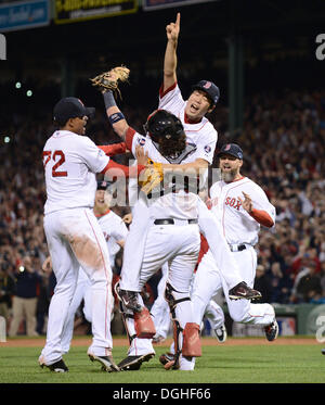 Boston, Massachusetts, USA. 19. Oktober 2013. (T-B) Koji Uehara, Jarrod Saltalamacchia (Red Sox) MLB: Krug Koji Uehara der Boston Red Sox feiert mit seinen Teamkollegen Jarrod Saltalamacchia und Xander Bogaerts (L) nach dem preisgekrönten Spiel 6 der American League Championship Series gegen die Detroit Tigers im Fenway Park in Boston, Massachusetts, USA. © AFLO/Alamy Live-Nachrichten Stockfoto