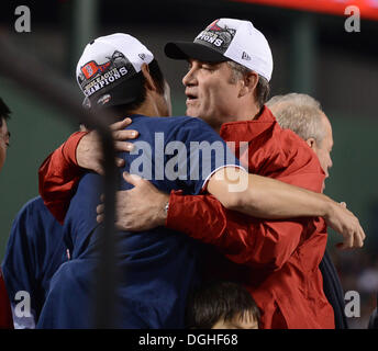 Boston, Massachusetts, USA. 19. Oktober 2013. (L-R) Koji Uehara, John Farrell Manager (Red Sox) MLB: Koji Uehara der Boston Red Sox feiert mit Manager John Farrell nach dem Gewinn Spiel 6 der American League Championship Series gegen die Detroit Tigers im Fenway Park in Boston, Massachusetts, USA. © AFLO/Alamy Live-Nachrichten Stockfoto