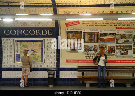 Paris Frankreich, Europa, Frankreich, 1. Arrondissement, Metro-Station Concorde, Linie 1 8 12, U-Bahn, Zug, öffentliche Verkehrsmittel, Bahnsteig, Fahrgäste Stockfoto