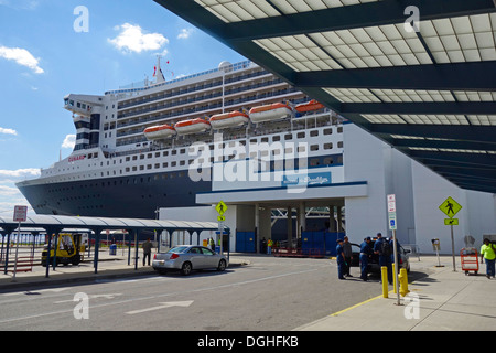 Queen Mary 2 angedockt Brooklyn NY Stockfoto