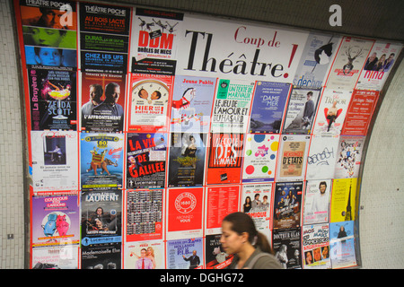 Paris Frankreich, 8. Arrondissement, Champs Elysees Clemenceau Metro Station Line 1 13, U-Bahn, Zug, Plakatwand, Plakate, Spielscheine, Theater, Theater, Kino, Movi Stockfoto