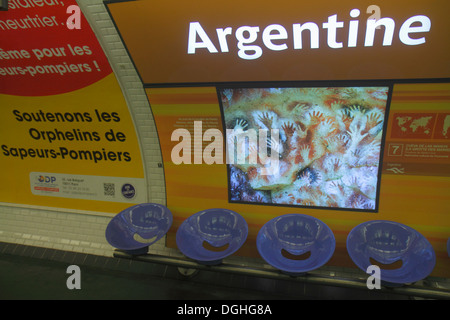 Paris Frankreich, Europa, Frankreich, 16. 17. Arrondissement, argentinische U-Bahnstation Linie 1, U-Bahn, Zug, öffentliche Verkehrsmittel, Bahnsteig, Sitze, Ausstellung exhibitio Stockfoto