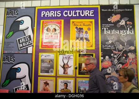 Paris Frankreich,Europa,Französisch,16. 17. Arrondissement,Argentinische U-Bahnstation Linie 1,U-Bahn,Zug,öffentliche Verkehrsmittel,Bahnsteig,Reklametafeln,Werbung Stockfoto