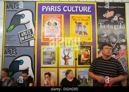 Paris Frankreich,Europa,Französisch,16. 17. Arrondissement,Argentinische U-Bahnstation Linie 1,U-Bahn,Zug,öffentliche Verkehrsmittel,Bahnsteig,Reklametafeln,Werbung Stockfoto