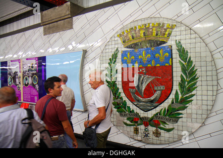 Paris Frankreich, Europa, Frankreich, 4. Arrondissement, Metro-Station Hotel de Ville Linie 1, U-Bahn, Zug, öffentliche Verkehrsmittel, Bahnsteig, Wappen, Wappen Stockfoto