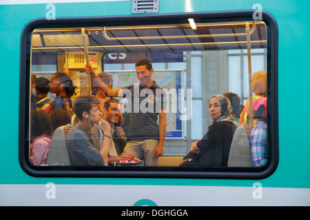 Paris Frankreich,10. 19. Arrondissement,Jaures Metro Station Line 2 5 7,U-Bahn,Zug,Fahrer,Passagiere Fahrer,Fahrer,Fenster der Kabine des Zuges,Sta Stockfoto