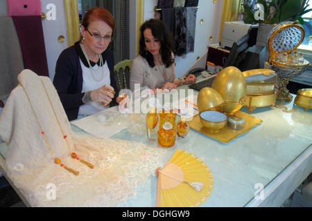 Paris Frankreich, 8. Arrondissement, Avenue Montaigne, Parfums Caron, Shopping Shopper Shopper shoppen shops Market Markets Marketplace buying selling, Retail s Stockfoto