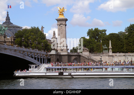 Paris Frankreich, seine, La Rive Gauche, Left Bank, Pont Alexandre III, Brücke, Bateau Mouche, Kreuzfahrt-Boot, galerien nationales du Grand Palais, Grand Palais Stockfoto