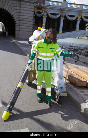 Paris Frankreich, seine Fluss, La Rive Gauche, linkes Ufer, Berges de seine, Pont Alexandre III, Brücke, schwarzer Erwachsener, Erwachsene, Frau weibliche Frauen, Einwanderer, Vakuum, cle Stockfoto