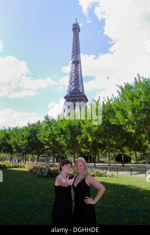 Paris Frankreich,Europa,Französisch,7. Arrondissement,Parc du Champs de Mars,Avenue Joseph Bouvard,Eiffelturm,Erwachsene,Erwachsene,Frau Frauen weibliche Dame,Freunde,ta Stockfoto