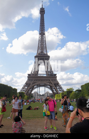 Paris Frankreich,Europa,Französisch,7. Arrondissement,Parc du Champs de Mars,Avenue Joseph Bouvard,Eiffelturm,Asiatische Asiaten ethnische Einwanderer minori Stockfoto