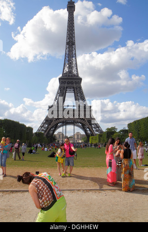 Paris Frankreich,Europa,Französisch,7. Arrondissement,Parc du Champs de Mars,Avenue Joseph Bouvard,Eiffelturm,Asiatische Asiaten ethnische Einwanderer minori Stockfoto